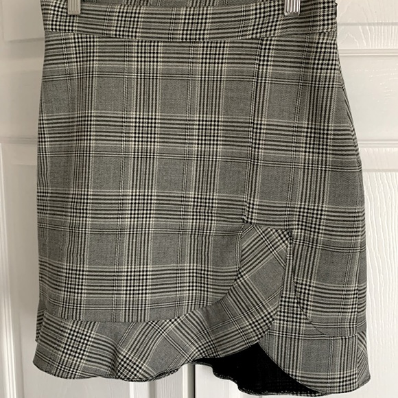 Zara Dresses & Skirts - Zara S ruffled skirt side zip black white grey